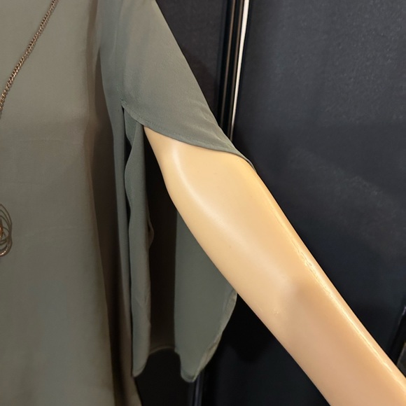 Corvus green sheer blouse with chain/necklace. Size Medium - Picture 5 of 6